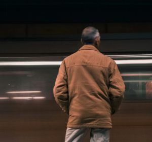 وأنت مستني القطار.. اسمع النقشبندي على رصيف مترو القاهرة