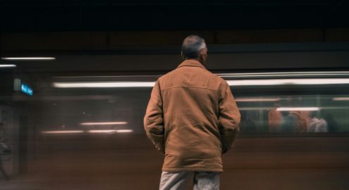 وأنت مستني القطار.. اسمع النقشبندي على رصيف مترو القاهرة