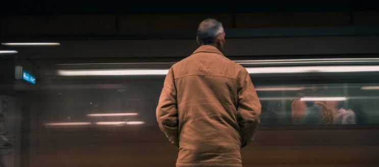 وأنت مستني القطار.. اسمع النقشبندي على رصيف مترو القاهرة