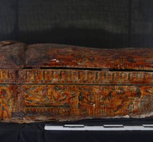 اكتشاف أثري جديد في الأقصر.. خبيئة توابيت ملونة لمنشدي آمون و8 برديات نادرة (صور)