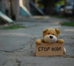 إزاي تحمي صحتك النفسية من ضغط متابعة أخبار الحروب؟ دليلك العملي