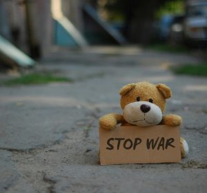 إزاي تحمي صحتك النفسية من ضغط متابعة أخبار الحروب؟ دليلك العملي