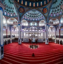 مسجد الرحمن بشبرا.. تحفة معمارية في المظلات بمآذن ارتفاعها 110 متر (صور)