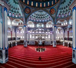 مسجد الرحمن بشبرا.. تحفة معمارية في المظلات بمآذن ارتفاعها 110 متر (صور)