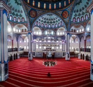 مسجد الرحمن بشبرا.. تحفة معمارية في المظلات بمآذن ارتفاعها 110 متر (صور)