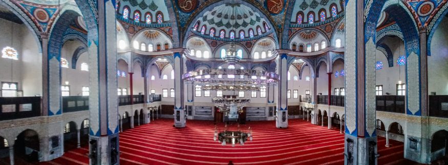 مسجد الرحمن بشبرا.. تحفة معمارية في المظلات بمآذن ارتفاعها 110 متر (صور)