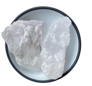 حجر الشَّبّة.. مزيل عرق طبيعي من حلاقين زمان.. هل استخدامه آمن فعلًا؟