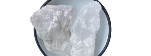 حجر الشَّبّة.. مزيل عرق طبيعي من حلاقين زمان.. هل استخدامه آمن فعلًا؟