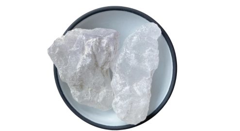 حجر الشَّبّة.. مزيل عرق طبيعي من حلاقين زمان.. هل استخدامه آمن فعلًا؟