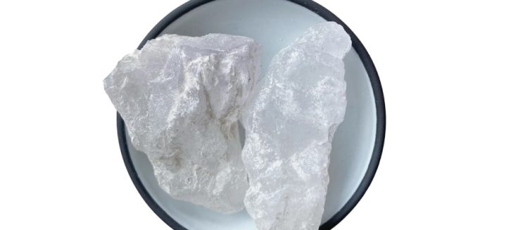 حجر الشَّبّة.. مزيل عرق طبيعي من حلاقين زمان.. هل استخدامه آمن فعلًا؟