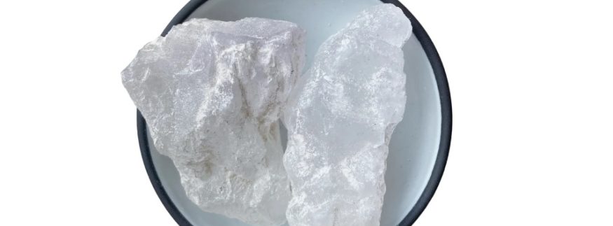 حجر الشَّبّة.. مزيل عرق طبيعي من حلاقين زمان.. هل استخدامه آمن فعلًا؟