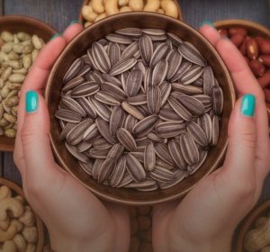 تسالي عيد الفطر 2026 في القاهرة: 5 أماكن تشتري منها مكسرات ولب وشوكولاتة ونصائح لسفرة عيد أجمل