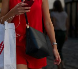 من Zara وH&M إلى LC Waikiki.. حكايات أسماء أشهر براندات اللبس في القاهرة