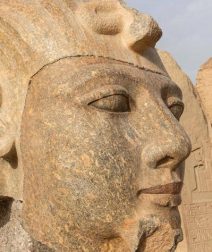 عودة ملامح رمسيس الثاني.. ترميم رأس تمثال الملك في أبيدوس بعد سنوات من الاكتشاف