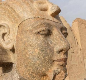 عودة ملامح رمسيس الثاني.. ترميم رأس تمثال الملك في أبيدوس بعد سنوات من الاكتشاف