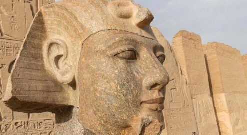 عودة ملامح رمسيس الثاني.. ترميم رأس تمثال الملك في أبيدوس بعد سنوات من الاكتشاف