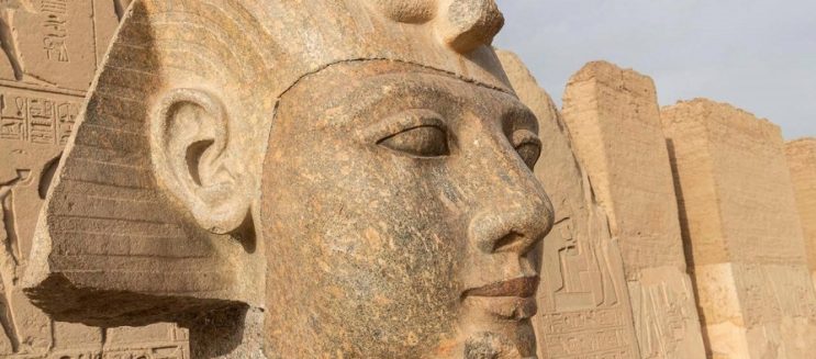 عودة ملامح رمسيس الثاني.. ترميم رأس تمثال الملك في أبيدوس بعد سنوات من الاكتشاف