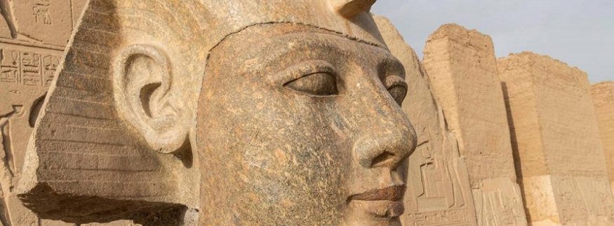 عودة ملامح رمسيس الثاني.. ترميم رأس تمثال الملك في أبيدوس بعد سنوات من الاكتشاف