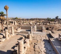 اكتشاف ساحر في معابد الكرنك.. حكاية بوابة رمسيس الثالث ولوحة عمرها آلاف السنين