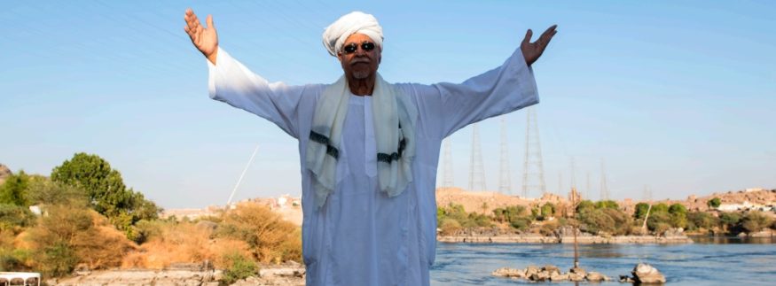 “البلاد الجميلة”: تجربة إنسانية مصورة بتحكي سحر “أرض الذهب”