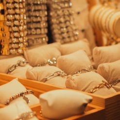 أسعار الذهب اليوم في مصر.. استقرار عيار 21 والجنيه الذهب يسجل 50,400 جنيه