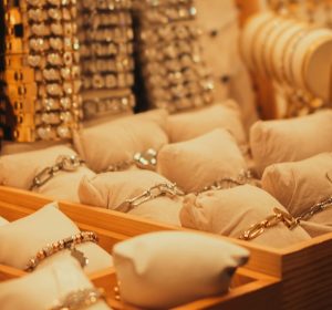 أسعار الذهب اليوم في مصر.. استقرار عيار 21 والجنيه الذهب يسجل 50,400 جنيه