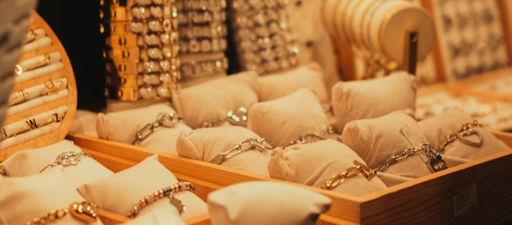 أسعار الذهب اليوم في مصر.. استقرار عيار 21 والجنيه الذهب يسجل 50,400 جنيه
