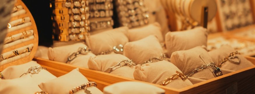 أسعار الذهب اليوم في مصر.. استقرار عيار 21 والجنيه الذهب يسجل 50,400 جنيه